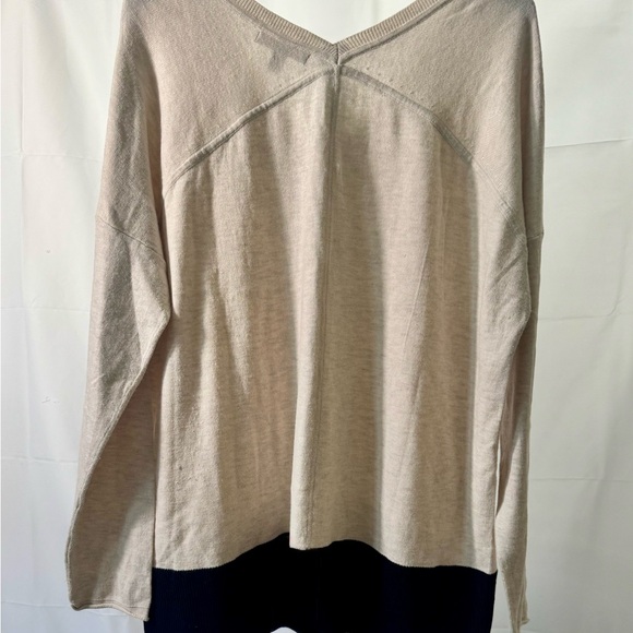 Banana Republic Light Beige V-Neck Long Sleeve Top - Picture 2 of 3
